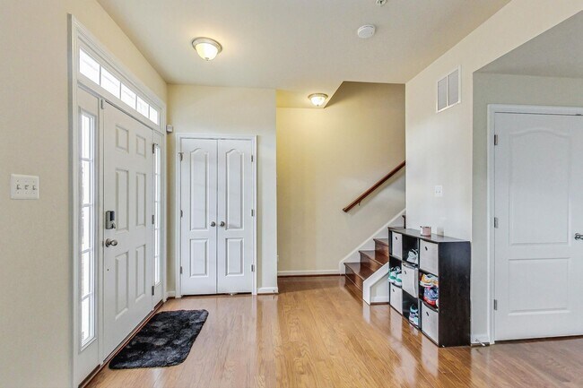 Building Photo - *Coming Soon* 3 bedroom, 2.5 bath Luxury Townhome in Market Square Subdivision!