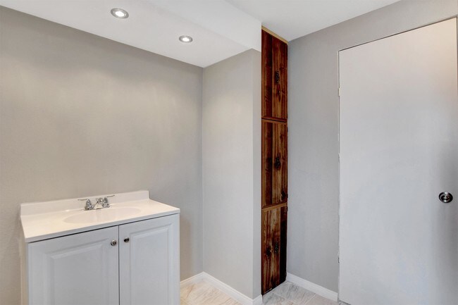 Building Photo - 136 Sir Thomas Dr