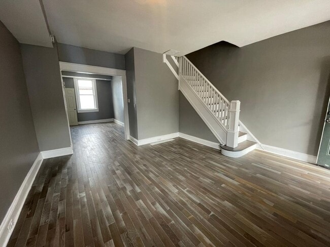 Building Photo - 2 Bedroom + Den Home with Porch, Fenced Yard, and Water Included on Barclay Street