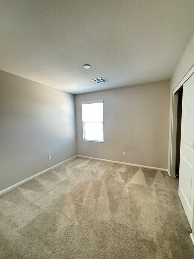Building Photo - Beautifully Upgraded Townhome in Inspirada