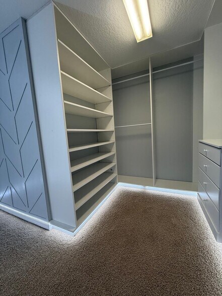 Building Photo - 2105 Woodsedge Dr