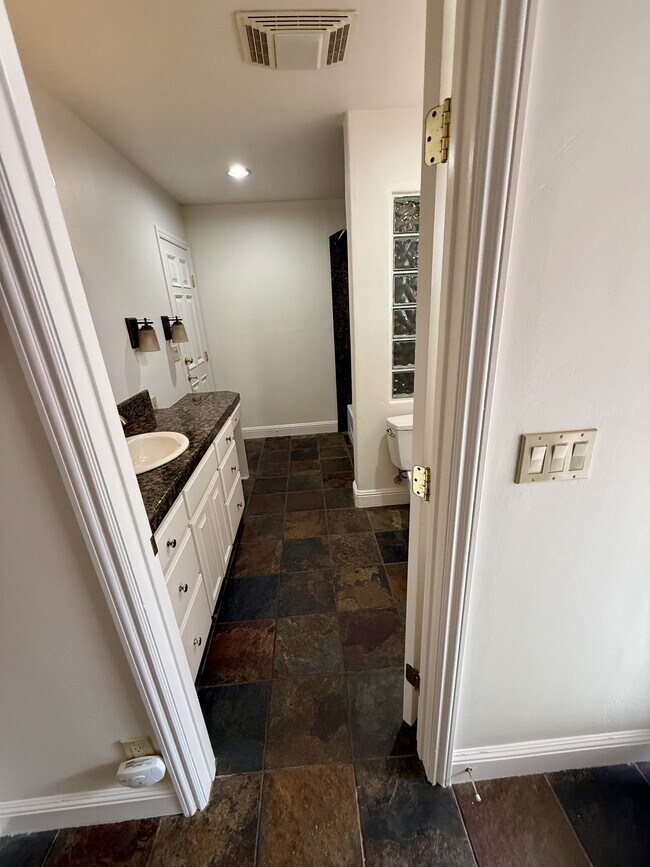 Building Photo - 143 Alamo Ave