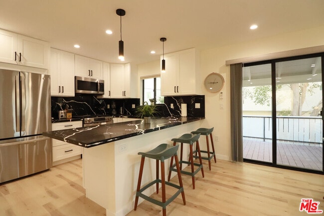 Building Photo - 918 N San Vicente Blvd