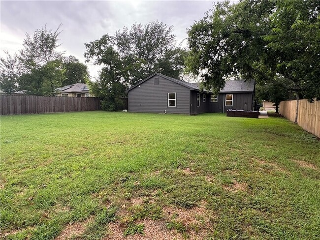 Building Photo - 727 Mary Lake Dr