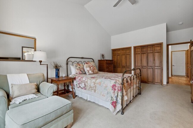 Building Photo - 3 bedroom, 2.5 bath townhome, close to Whi...