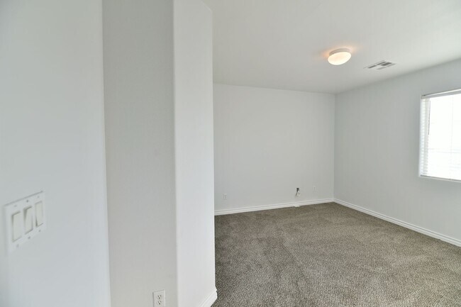 Building Photo - BEAUTIFUL 4BED/3BATH Home w/ 2 Car Garage ...