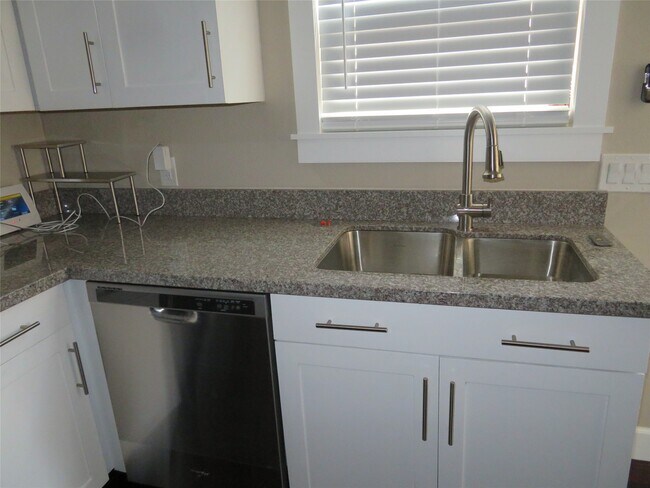 Building Photo - 12 Greenwood St