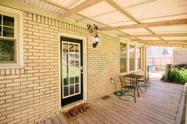 Building Photo - Yellow Bungalow in Hillcrest