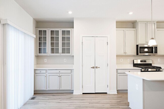 Building Photo - Move-In Ready End-Unit Townhome in Forest Lakes North