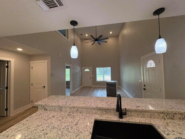 Building Photo - 305 Post Oak Dr