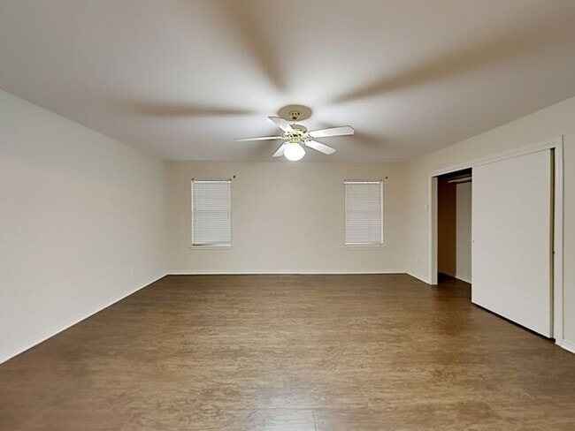 Building Photo - No Application Fees* $500 Off 1st Month Rent*