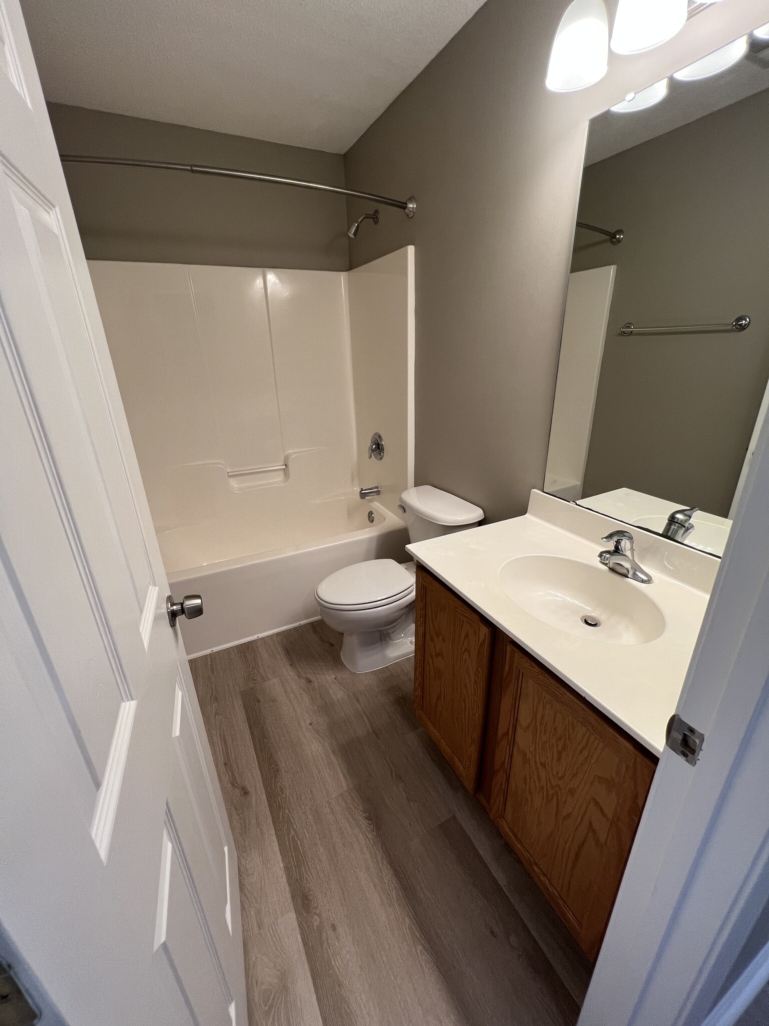 Hall Bath - 2A Circleview Dr