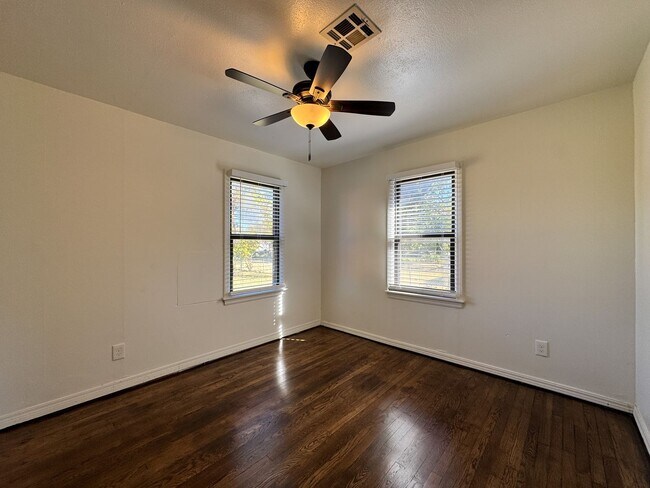 Building Photo - Charming Home for Rent