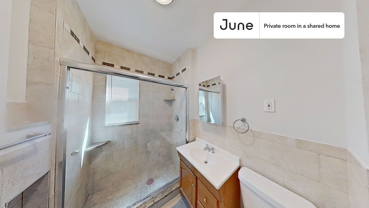 Building Photo - Private bedroom in 3 bed/1 bath Home