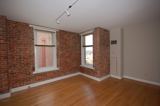 Building Photo - Top-Floor 1BR/1BA in Iconic Dupont Circle ...