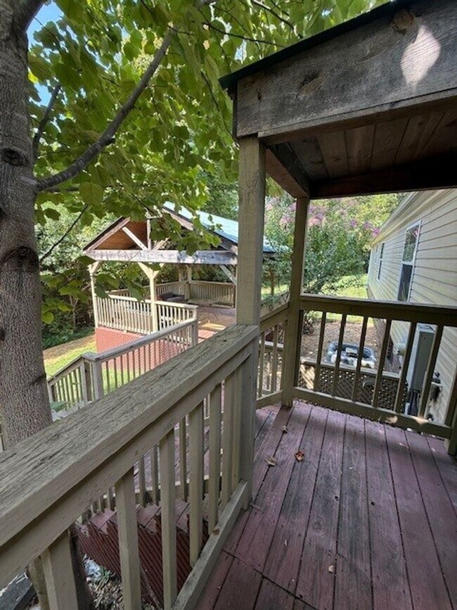 Building Photo - Available Now Spacious 3 Bedroom Home on P...