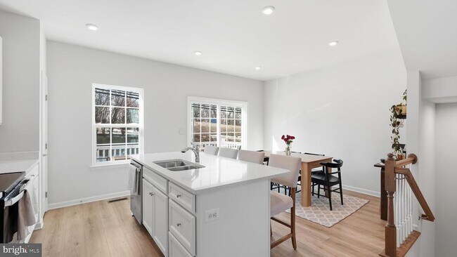 Building Photo - 1790 Scenic Lp