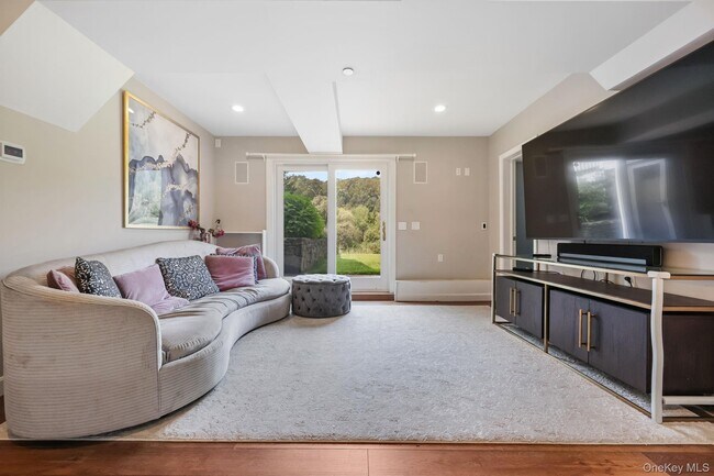 Building Photo - 777 Armonk Rd