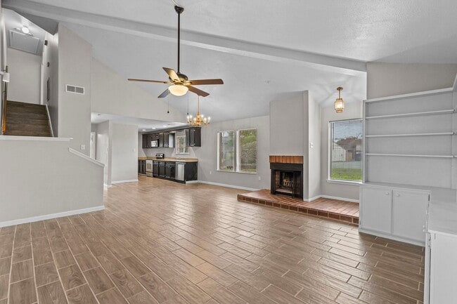 Building Photo - Beautiful 2 Bed, 2 Bath Townhome