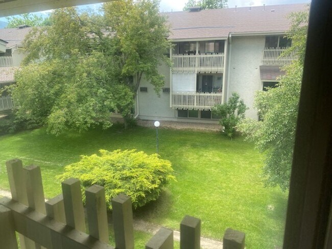 Building Photo - Central Boulder 1 bed 1 bath- pool and Utilities included!