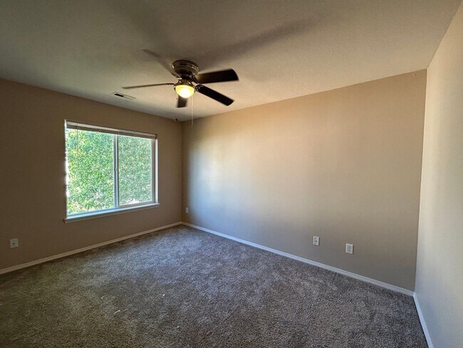 Building Photo - Gorgeous 4 Bed, 2.5 Bath House!