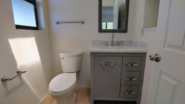 Building Photo - 1015 Fair St