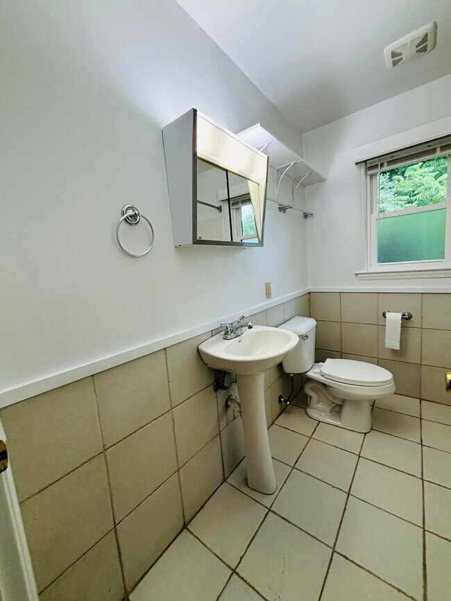 Building Photo - 1480 Boxwood Dr
