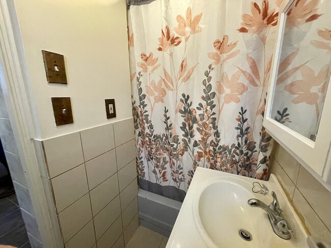 Building Photo - 1820 Albany Ave