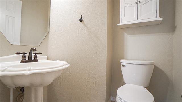 Building Photo - 2060 Garden Crest Dr