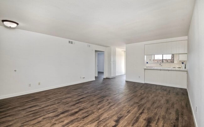 Building Photo - 625 S Fig St