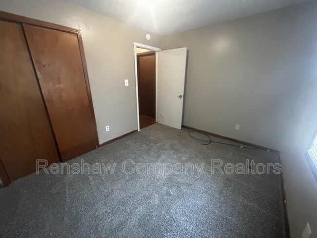 Building Photo - 109 McLin St