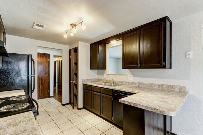 Building Photo - 974 Castlebury Mansion