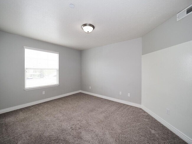 Building Photo - Beautiful Daybreak Condo
