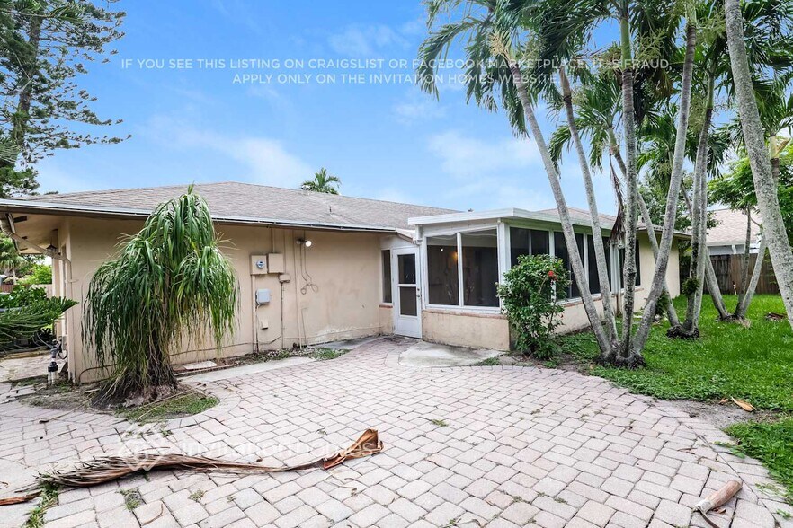 Building Photo - 1581 Wyndcliff Dr