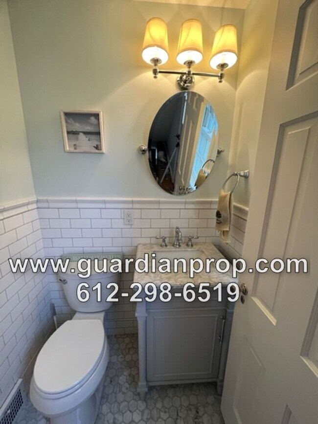 Building Photo - Highland Park House Available December 1st...