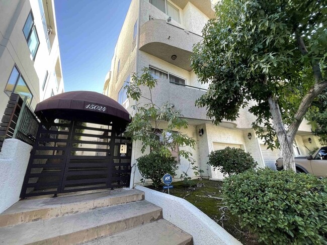 Building Photo - COMPLETELY UPDATED SHERMAN OAKS TOWNHOME!