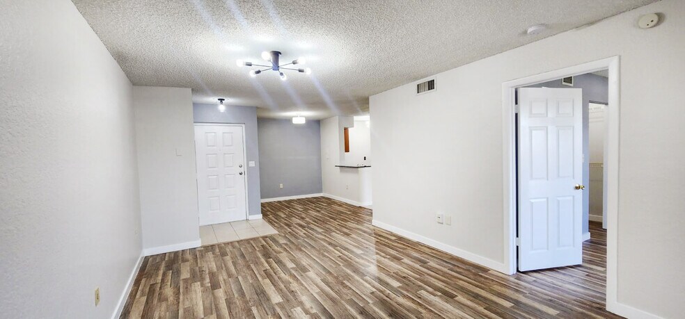 Building Photo - 2810 N Oakland Forest Dr