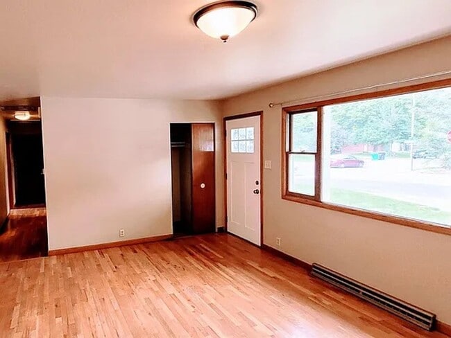 Building Photo - 1321 Lakewood Dr