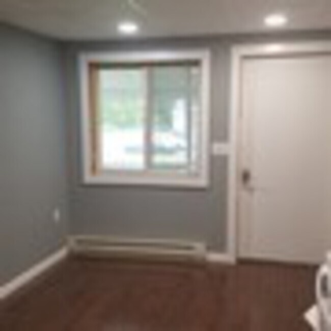 Building Photo - 30 1/2 Maple Street