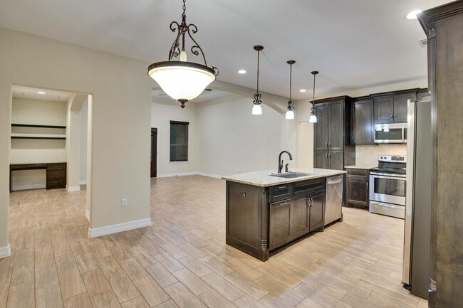 Building Photo - 118 N Buckhorn Dr