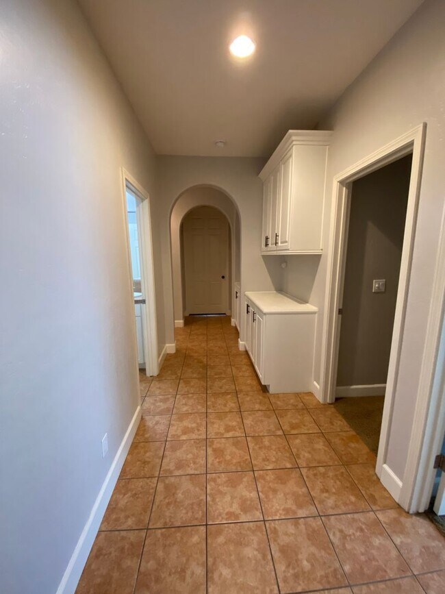 Building Photo - NW Visalia Home Rent Ready! !