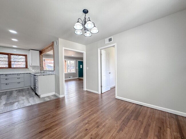 Building Photo - Midtown Tulsa: Stunning 4 bedroom 2 bathroom home