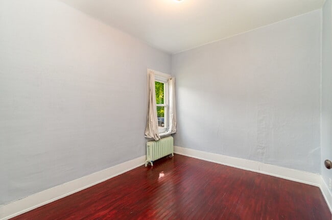 Building Photo - Spacious 3 bedroom home close to Downtown ...