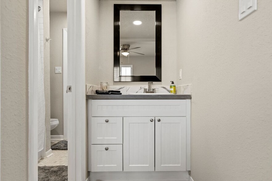 Building Photo - 5094 Glenmont Dr