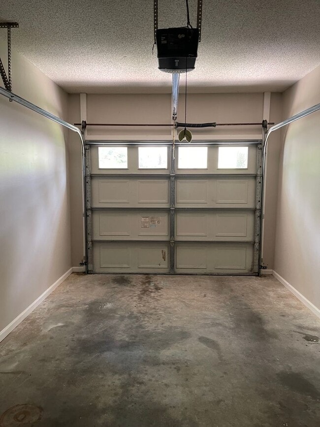 Building Photo - Briarwood West/NEW KITCHEN COUNTERTOPS!  D...