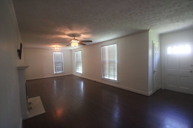 Building Photo - For Lease - 3 Bed, 1.5 Bath, 1600sqft, Sin...