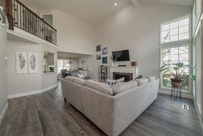 Building Photo - Beautiful Custom Home
