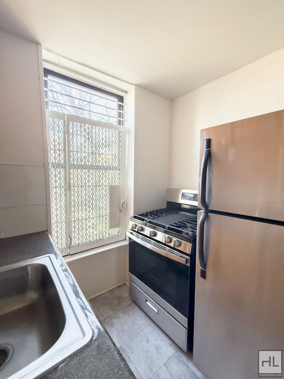 Building Photo - STARR STREET / Spacious Bushwick 2-Bed 1-Bath / Amazing Location