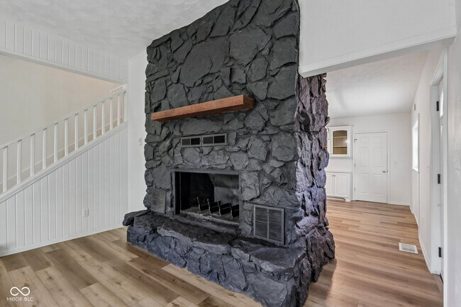 Building Photo - 809 N Meridian St Rd