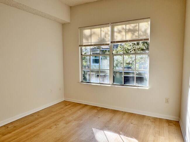 Building Photo - 2005 Mariposa Vista Ln